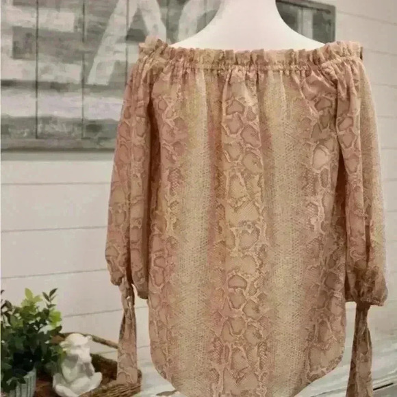 BCBG MAXZIRIA Off Shoulder 3/4 Sleeve with tie Animal Print Blouse Sz. S - Picture 7 of 10